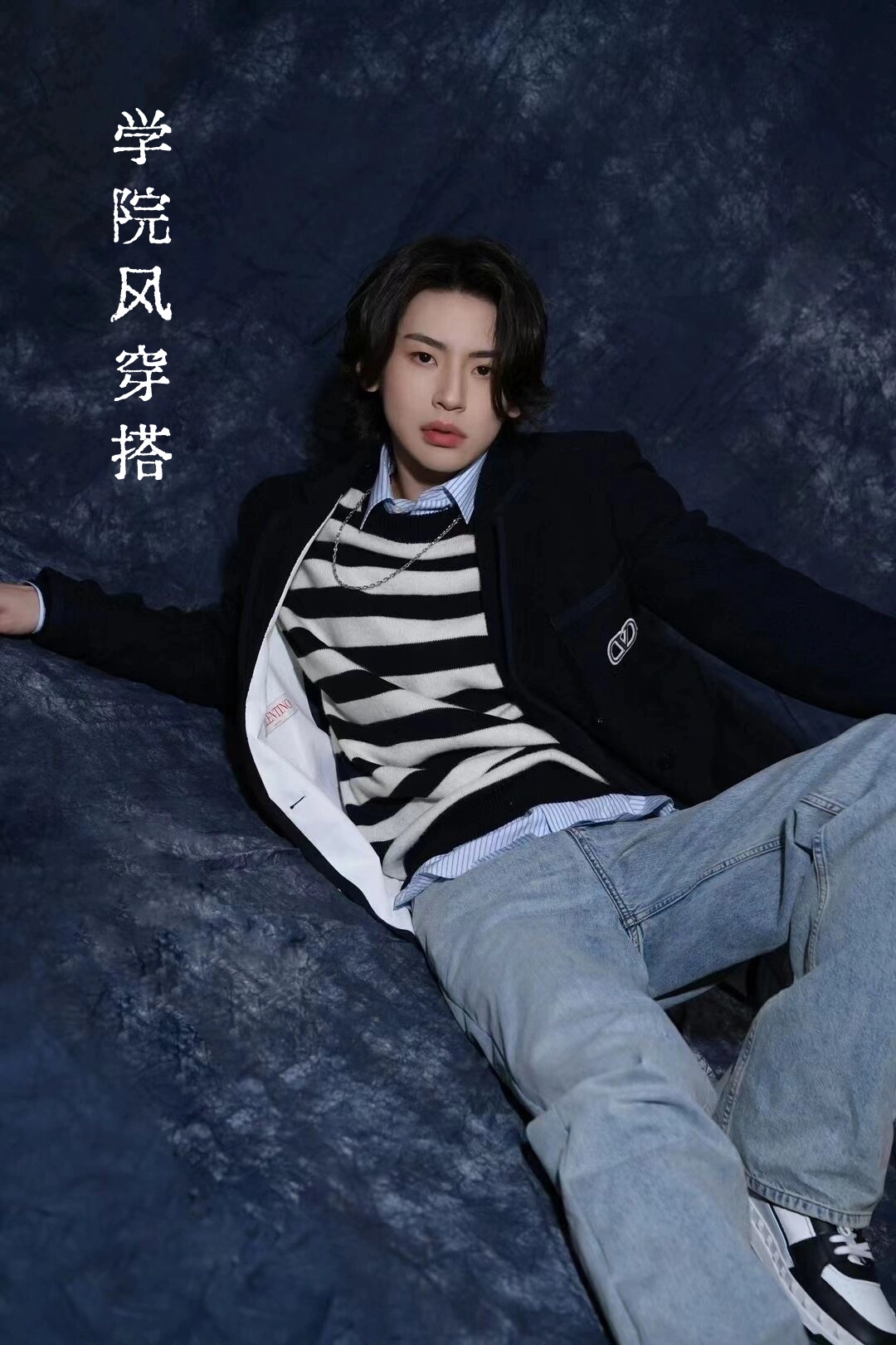 小鬼王琳凯在央视一套节目《美美与共》中亮相身穿