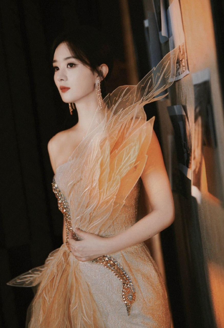 赵丽颖# 工作瞬间抓拍. 今天的造型真的好美好大气,也很有故事感.