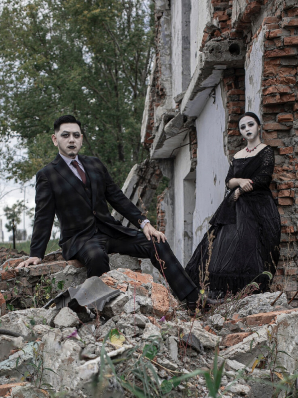 哥特风婚纱照  穿上那身独特的哥特风婚纱,我仿佛变成了古堡中的公主