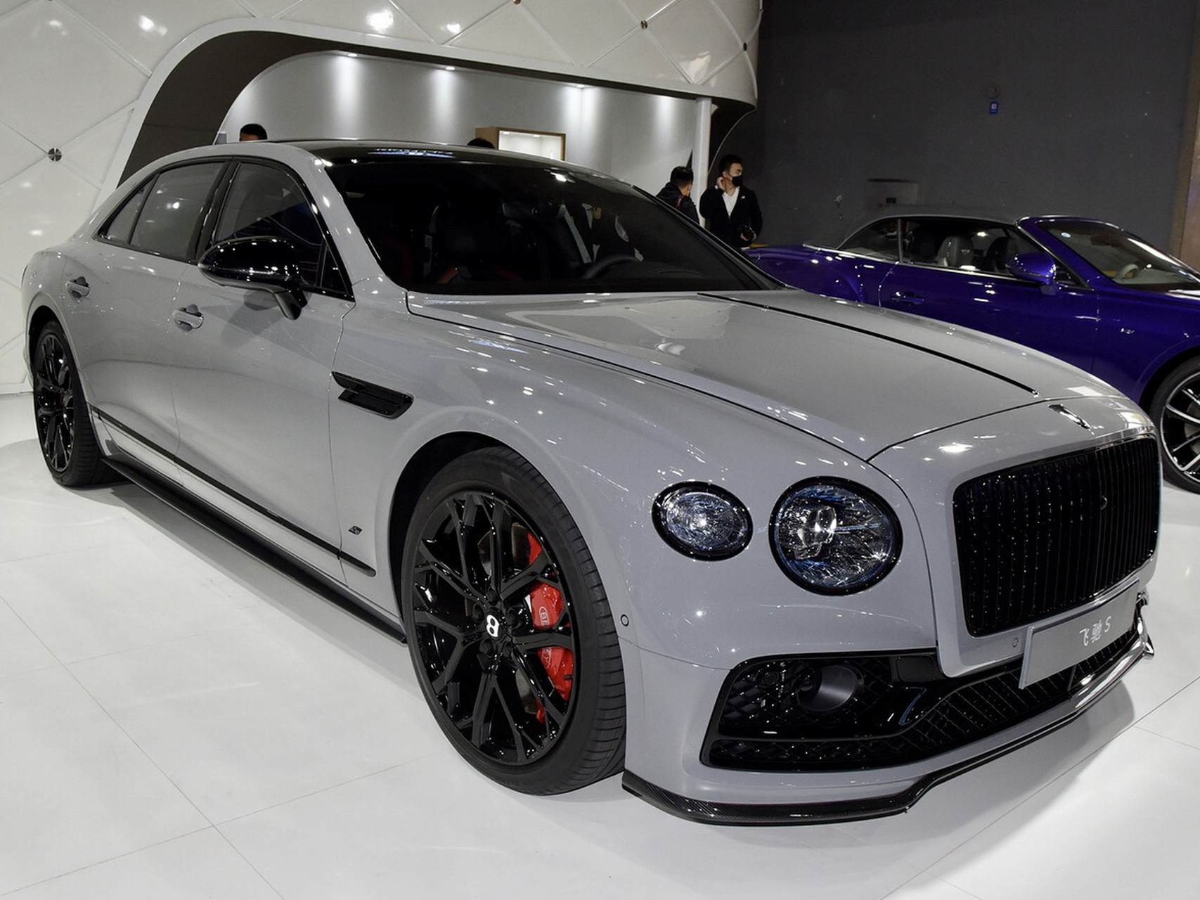 宾利飞驰,2024全新款车型分享,水泥灰车身搭配光亮黑轮毂,窗框,下包围