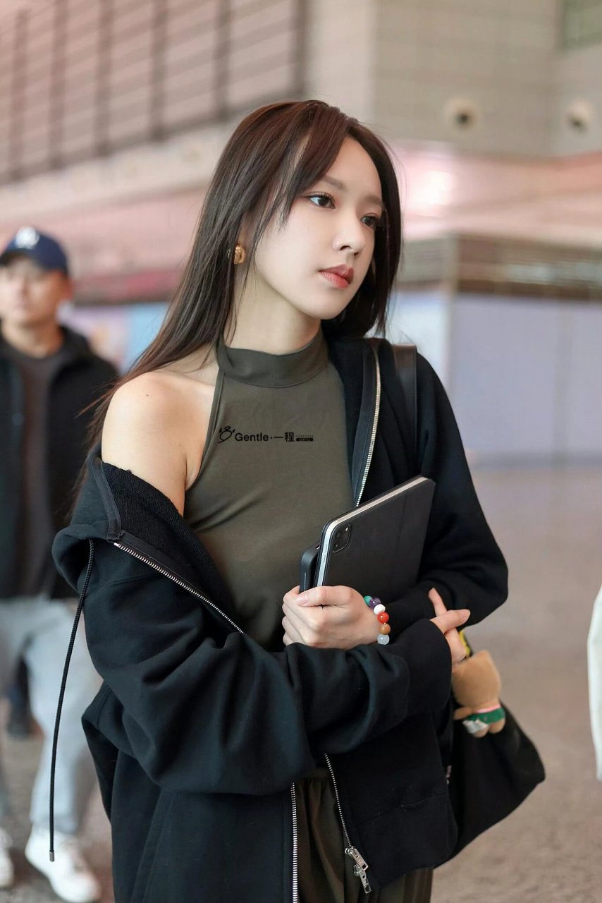 春日穿搭技巧# 程潇今日机场穿搭,洋娃娃好美好气质