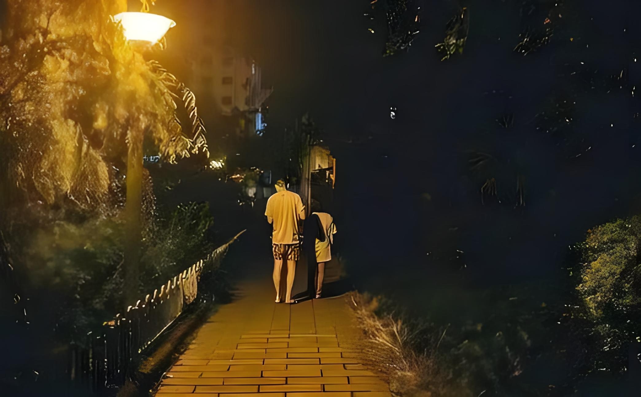 前天晚上接她下夜班,带她吃了宵夜后,已经接近凌晨两点了