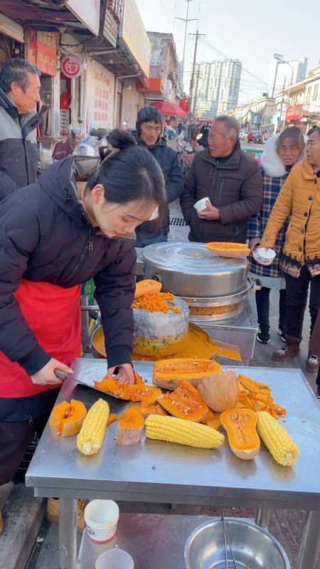 一出摊就被包围了做餐饮就得有特色
