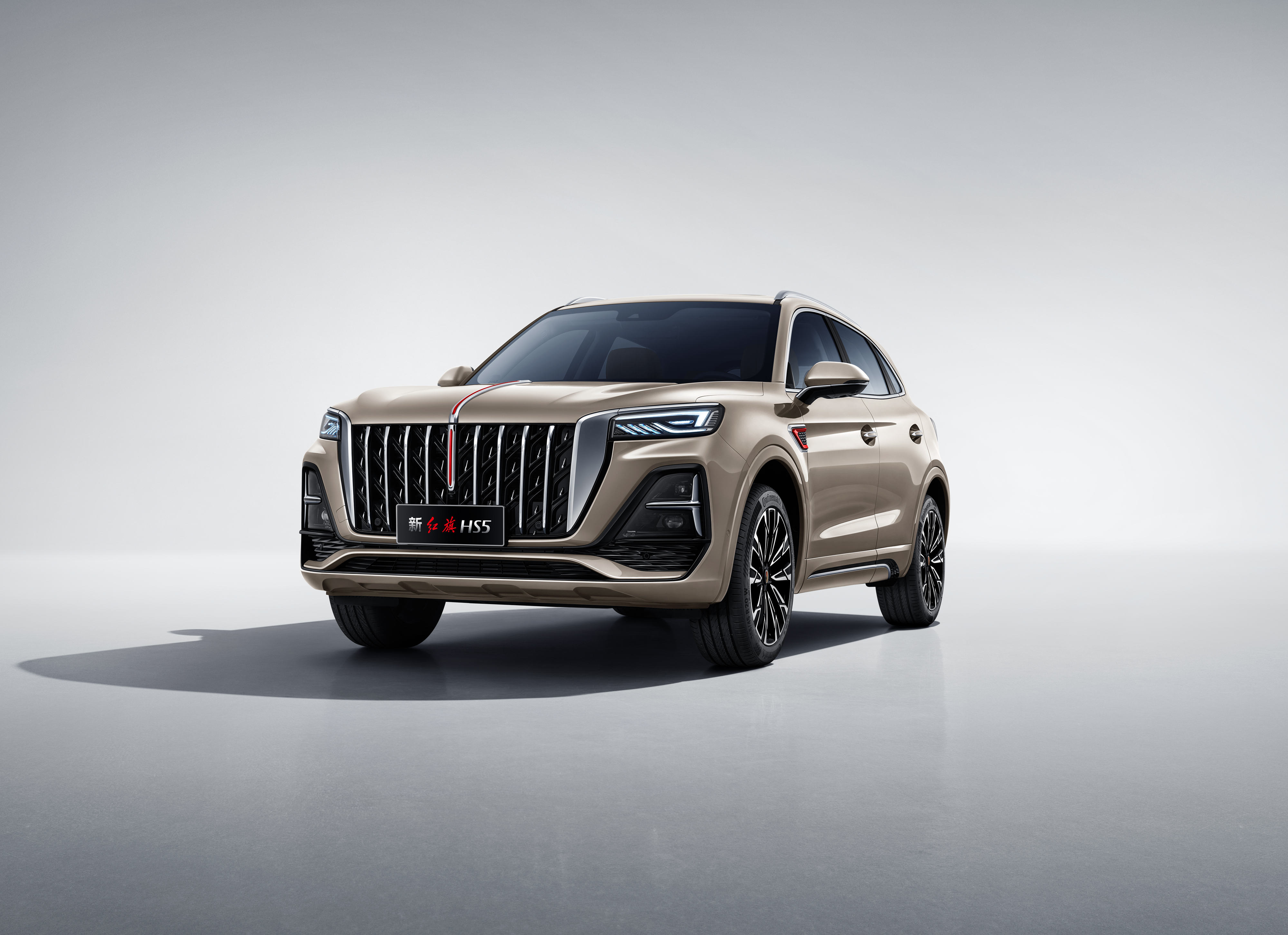 终于被"捧红"!新红旗hs5,仅5年狂卖50万台,夺回国产车的面子