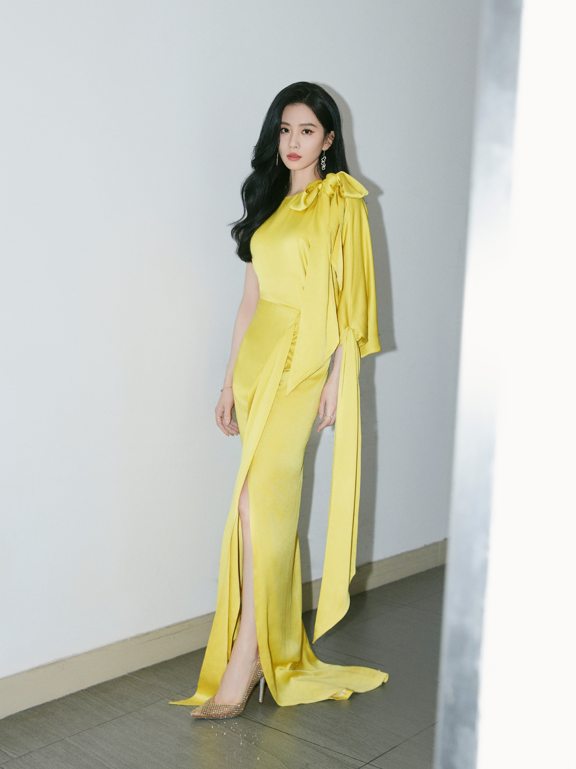 刘诗诗一袭单开叉长裙亮相 长卷发飘逸动人 淡雅妆容展现迷人魅力