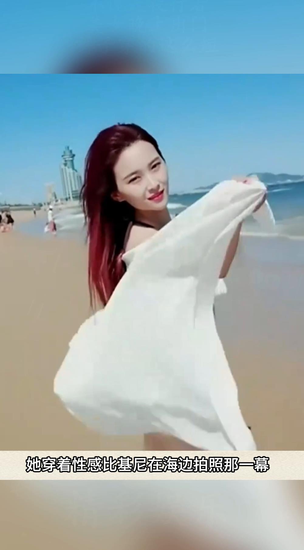 美女穿性感比基尼海边拍照,简直是一道亮丽的风景线!-度小视