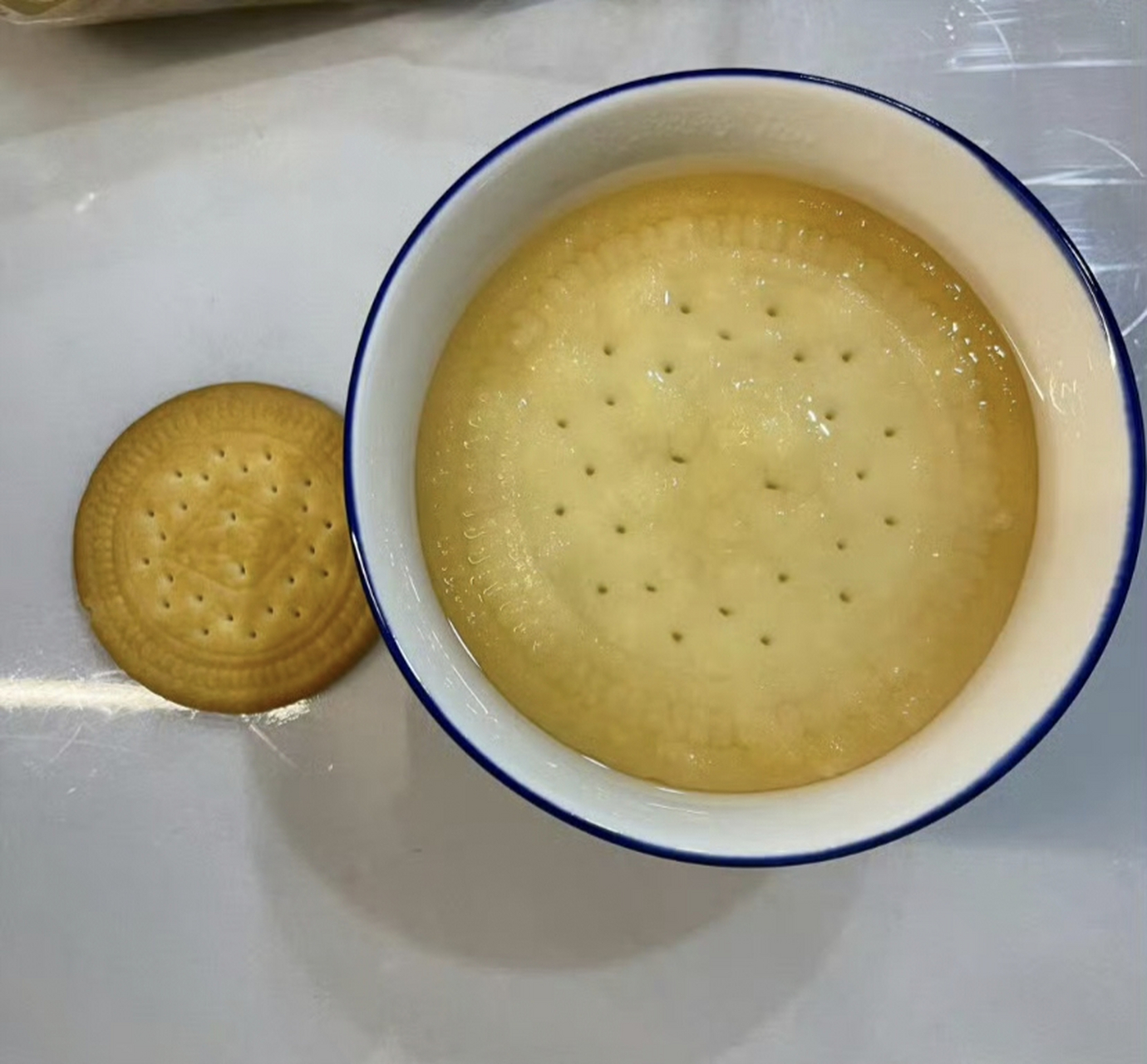 原来这个饼干可以泡到这么大 ​