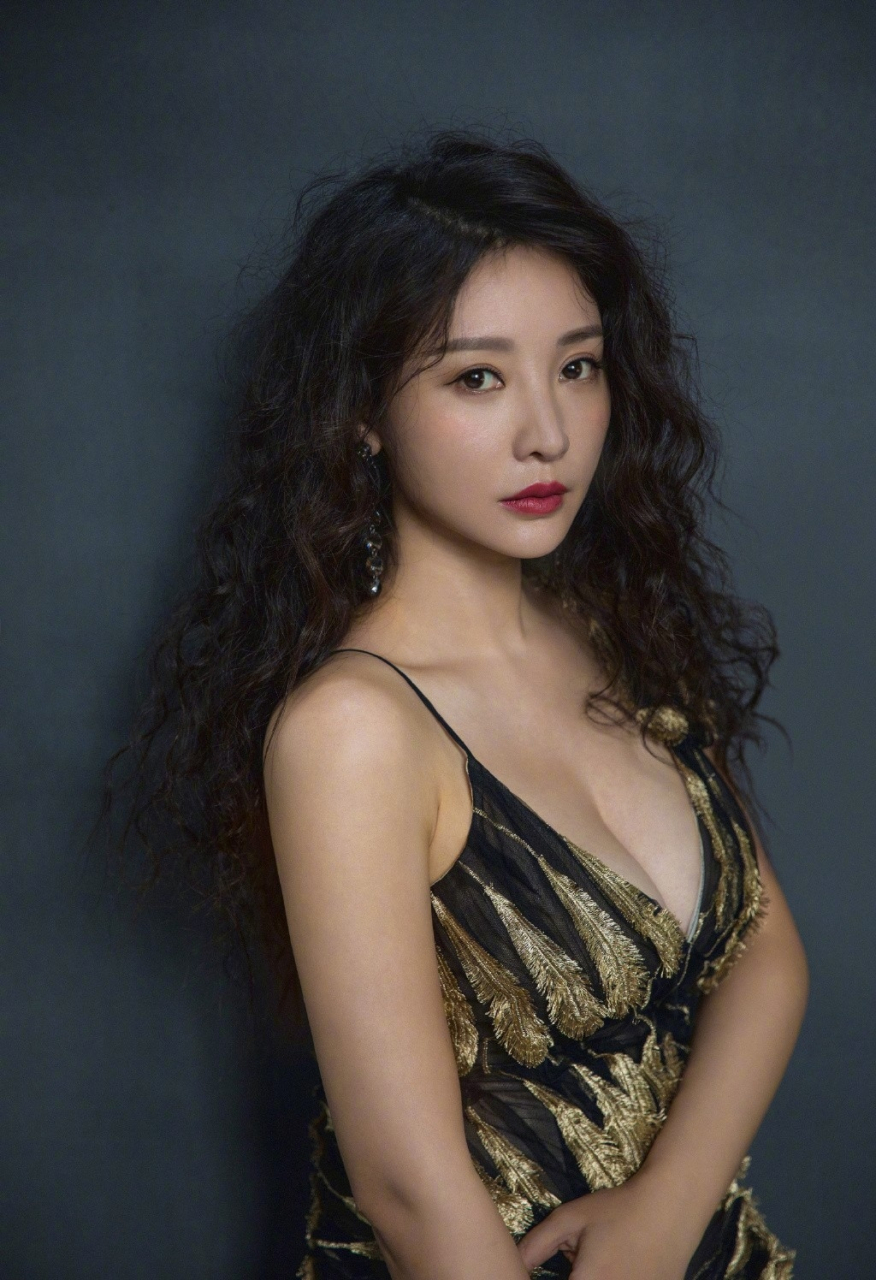 柳岩深v裙装大赏,温婉大气中尽显性感魅力