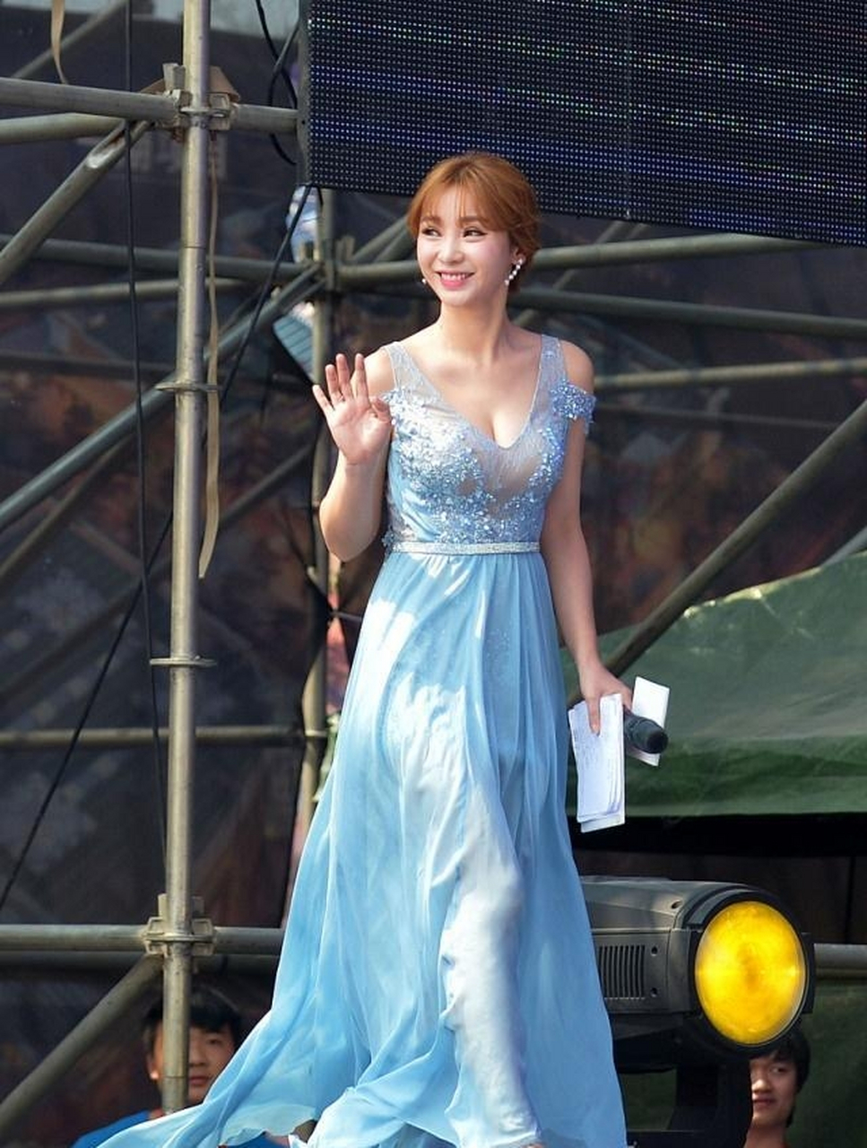 柳岩深v裙装大赏,温婉大气中尽显性感魅力