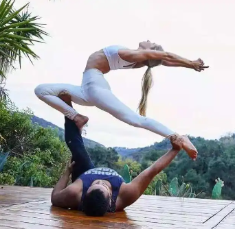 情侣瑜伽舞王式是独特体式,融合了瑜伽的精髓,注入了亲密与和谐