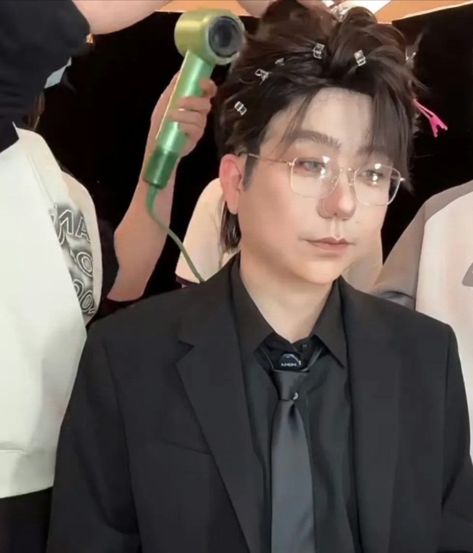 李诞突然冲上了热搜,只因为他让化妆师给他爆改成了魏大勋演的"孟宴臣