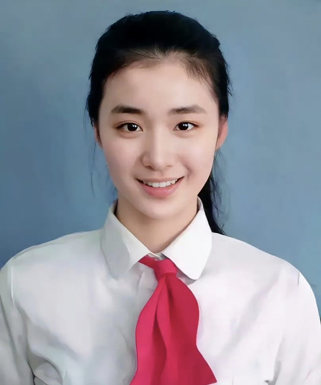 王楚然旧照脸蛋挺肉,满脸的胶原蛋白,现在的脸就比较瘦,轮廓感比较