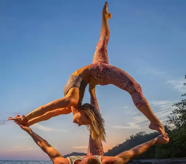 情侣瑜伽船式是一种特殊的双人瑜伽体式