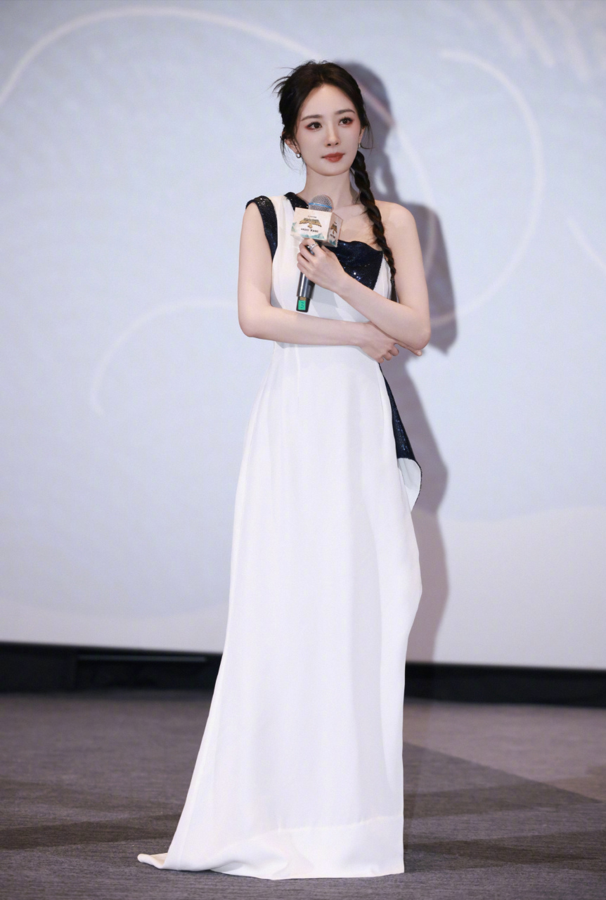 杨幂亮相《功夫熊猫4》中国首映礼,身着某品牌高定礼服裙演绎清新俊逸