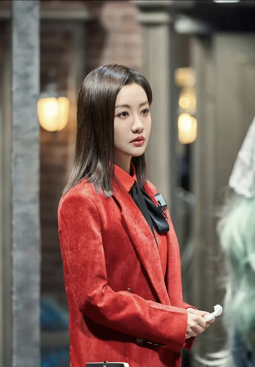 大家是杨蓉的粉丝吗,她今天这一套穿搭,你觉得好看吗?