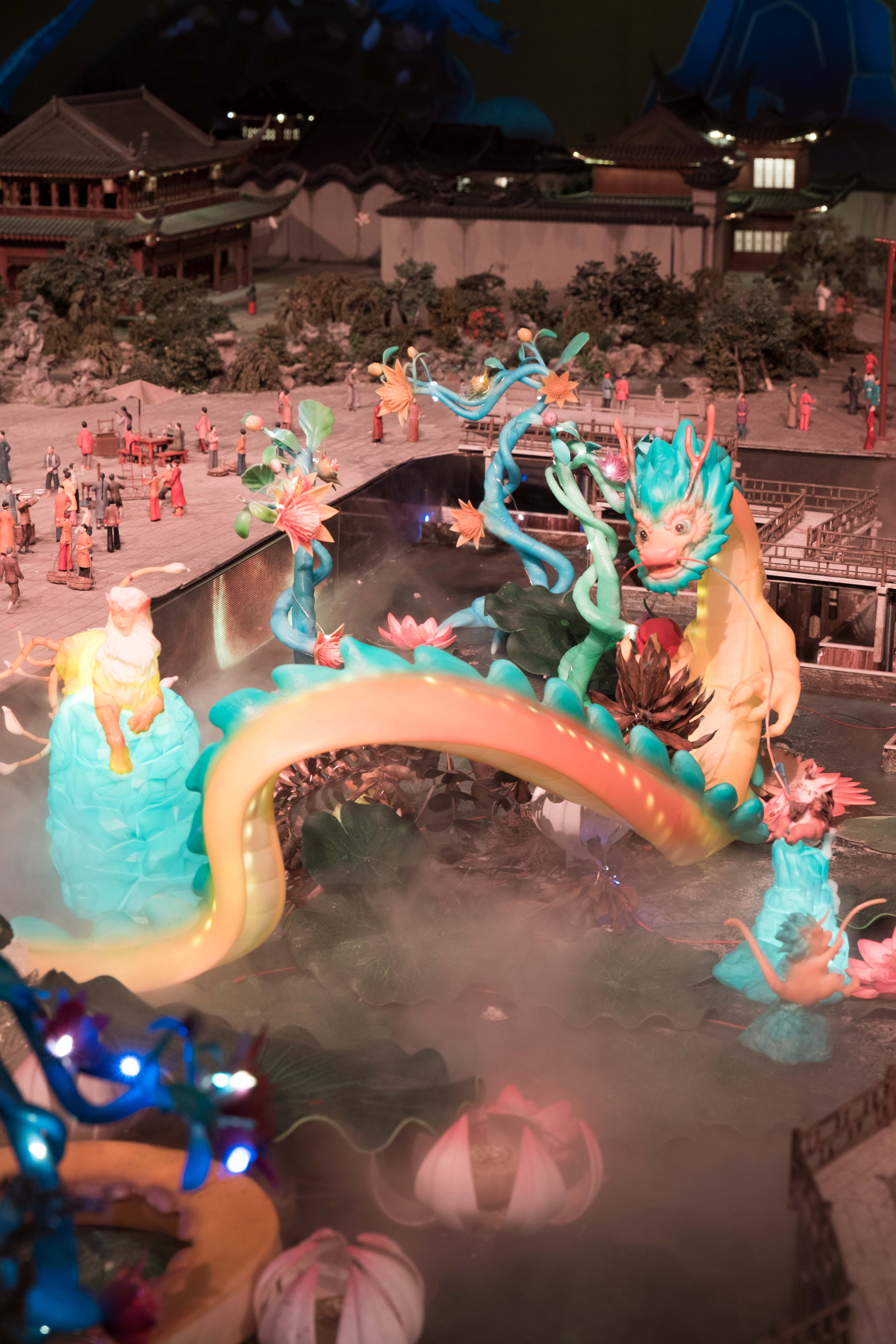 在上海豫园百货地下一层,有一座用微缩景观组合而成,跨越百年上海的