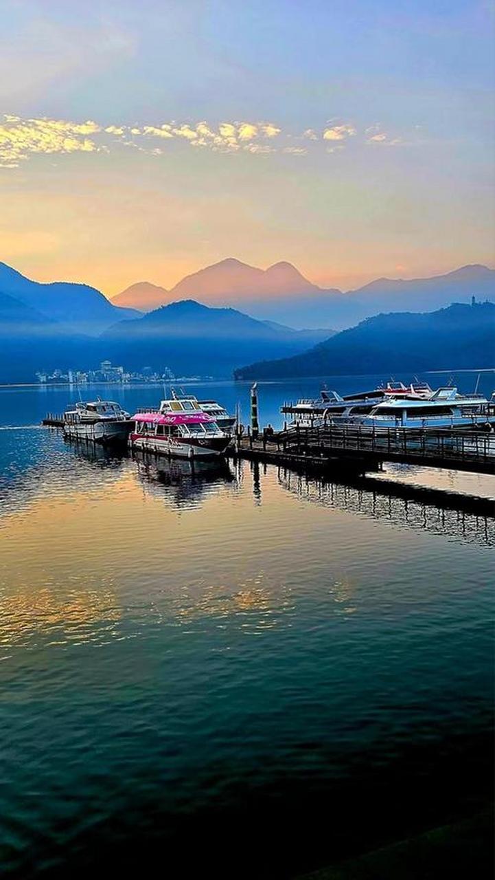 台湾日月潭是台湾著名景点之一,它位于台湾南投县鱼池乡,卧伏于玉山和