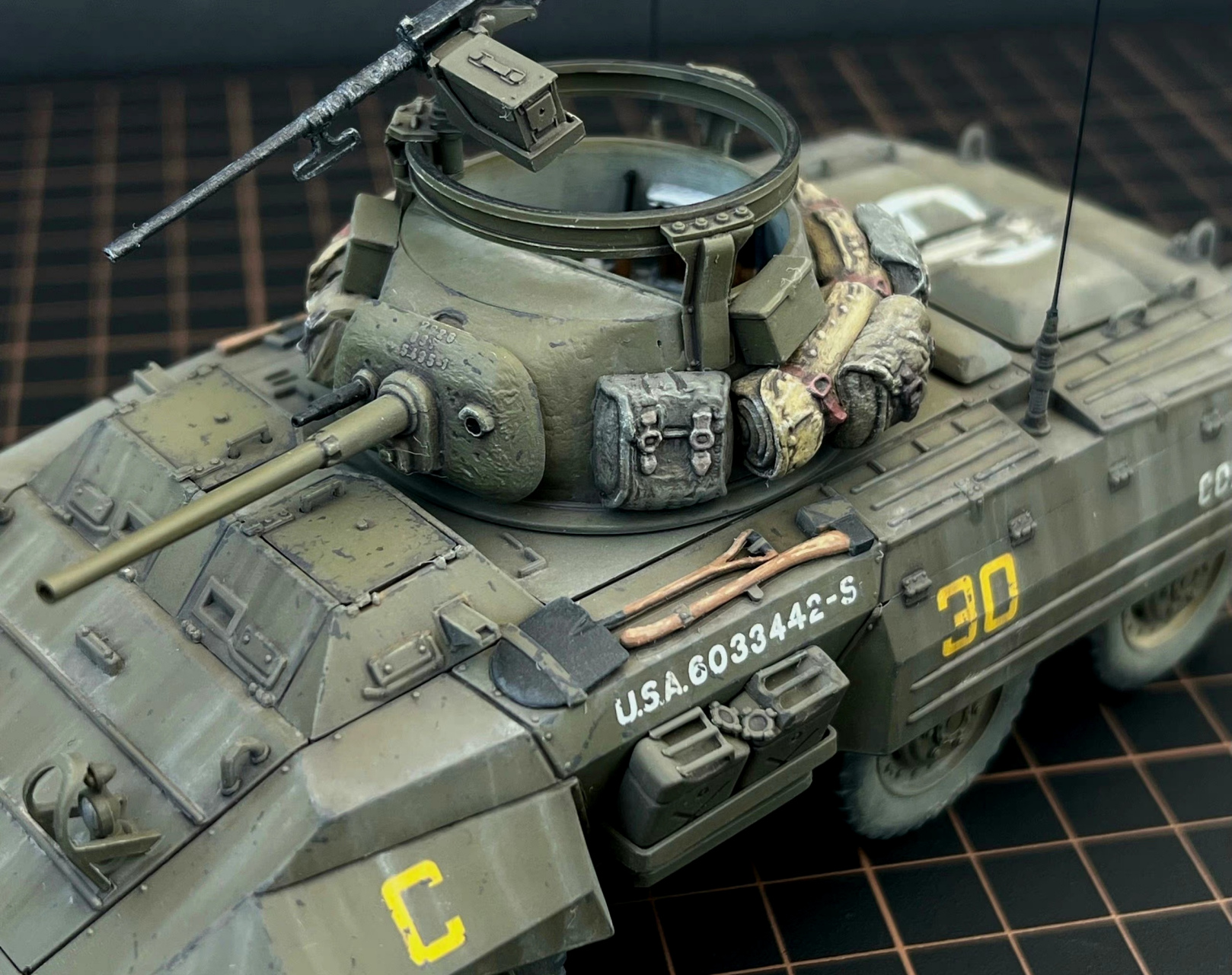 军模欣赏:1/35 m8灰狗轮式装甲车,该车是福特汽车在二战期间生产的一