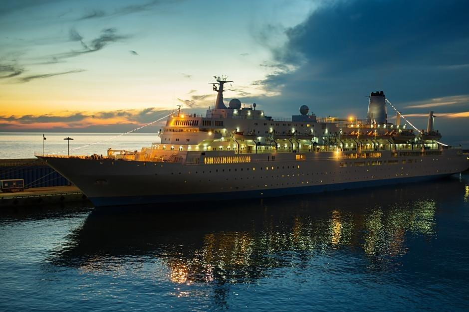 为什么轮船在晚上航行时,宁愿"摸黑"也不开灯?原来大有讲究