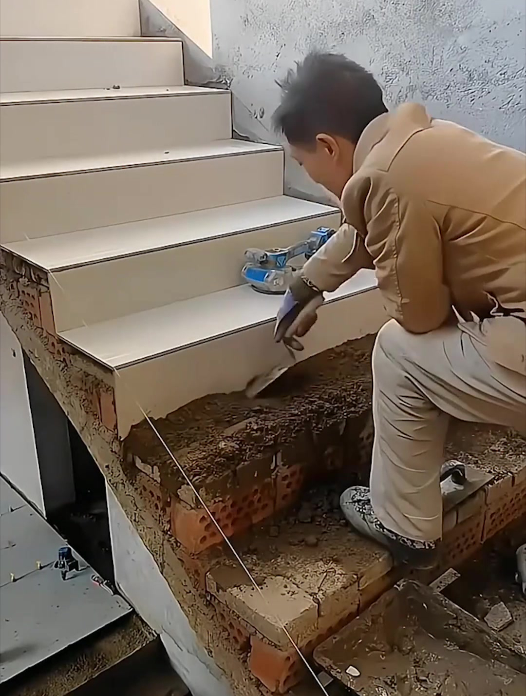 楼梯贴砖往上贴好还是往下贴好?