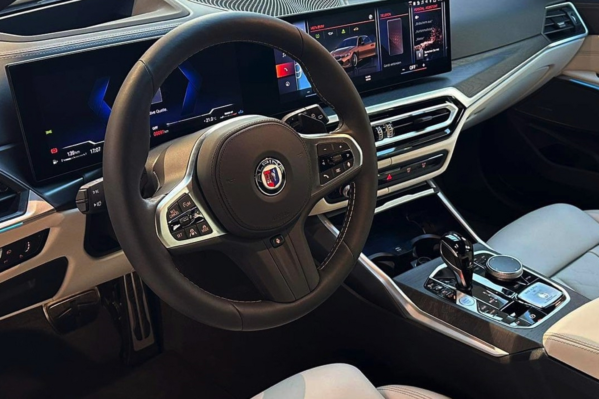 bmwalpinab3touring采用液态铜外观,配备20英寸经典轮毂,merino真皮