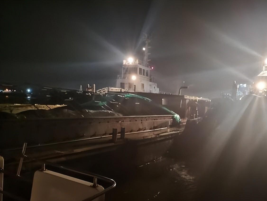 为什么轮船在晚上航行时,宁愿"摸黑"也不开灯?原来大有讲究