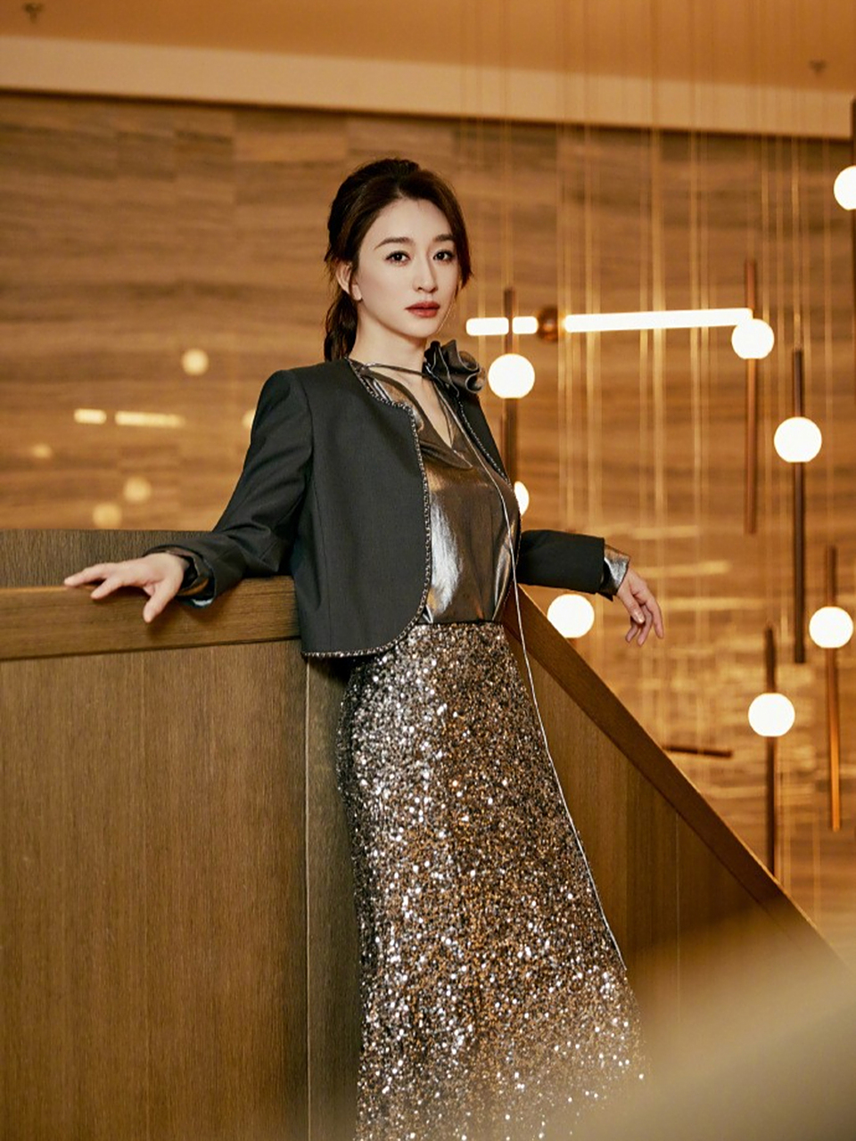 李小冉这组穿搭绝对展现知性温婉美 简单的马尾造型设计,洋溢着年轻