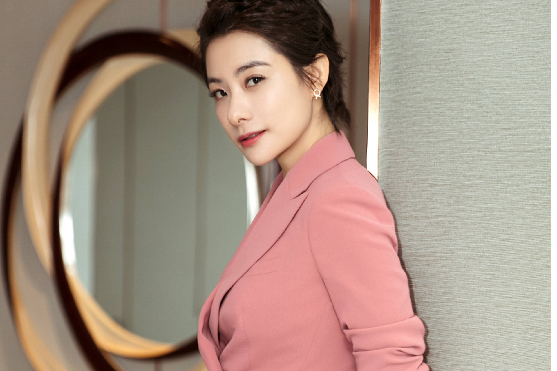 "体操公主"刘璇以大胆时尚风格亮相,真空穿粉色西装搭配九分裤和短发