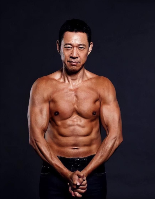 成龙断崖衰老现老年斑,张丰毅高压锻炼肌肉健硕,完全不像同龄人