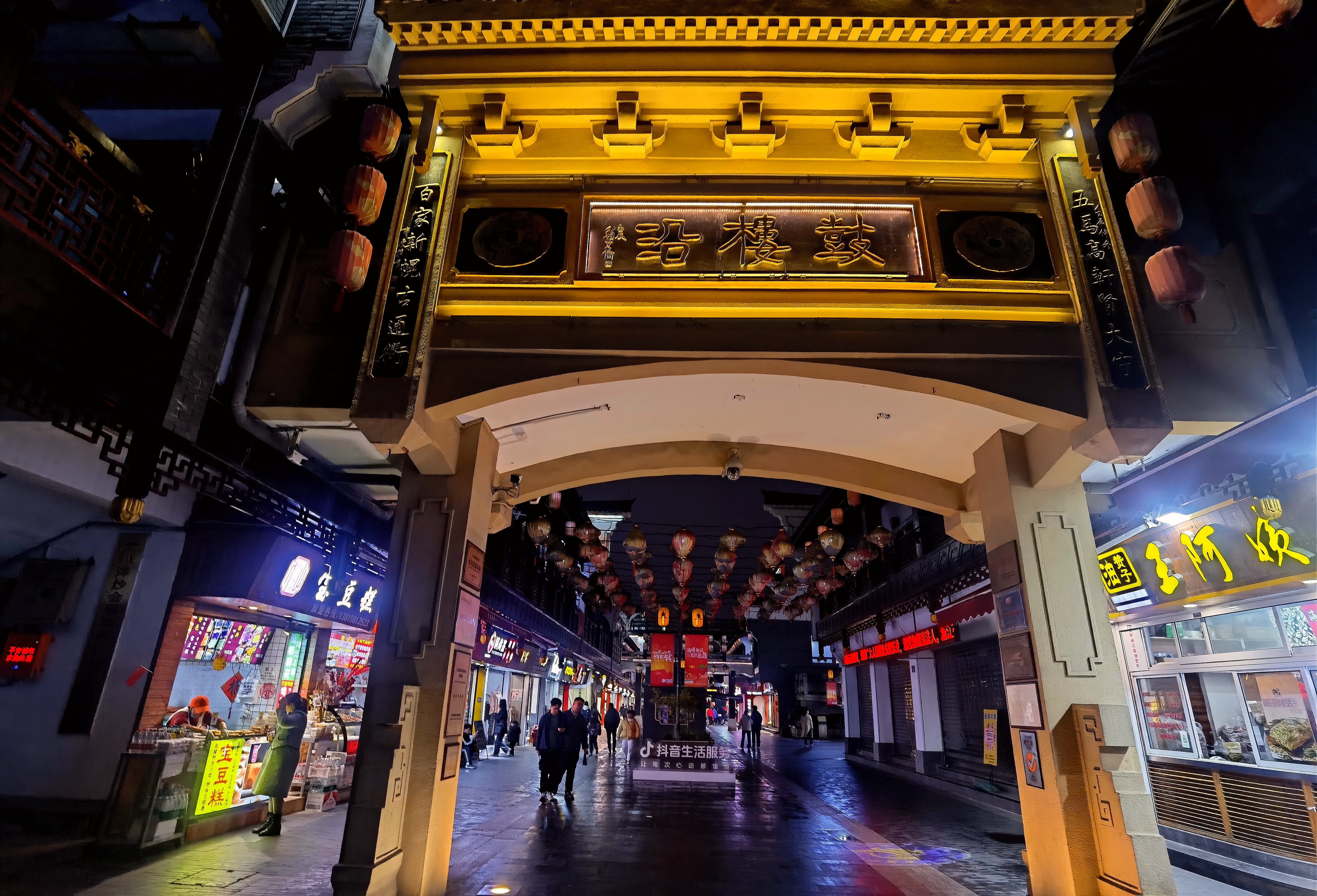 宁波鼓楼步行街灯火阑珊,寂静中透着别样韵味.夜色温柔. #鼓楼夜色