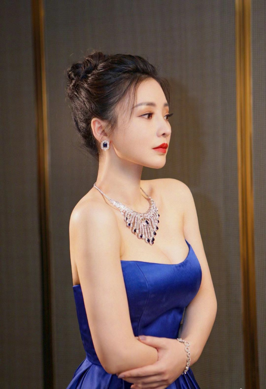 柳岩深v裙装大赏,温婉大气中尽显性感魅力