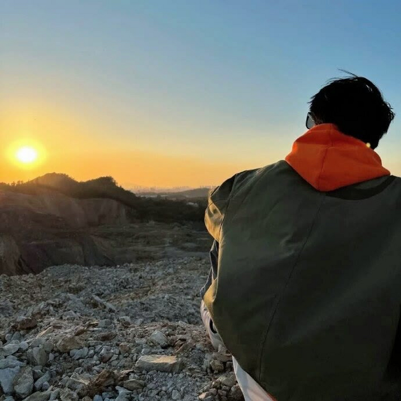 我将玫瑰藏于身后,也将爱意藏于心底,至此,喜欢是
