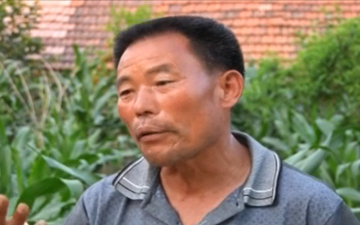 长相神似的小女孩