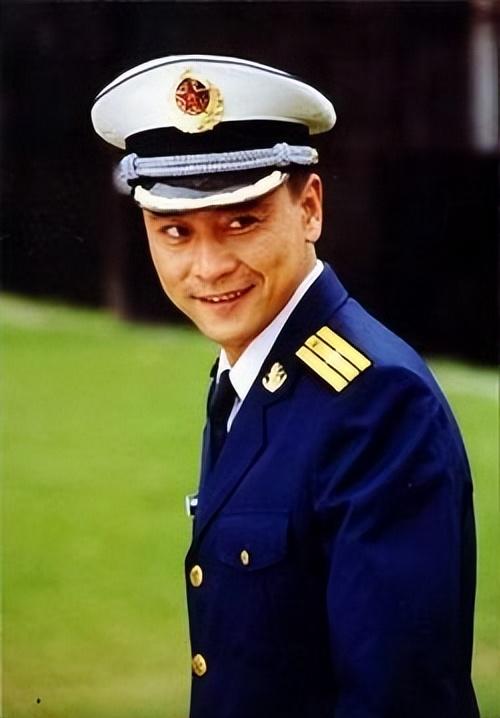 当时在一场盛大的聚会,罗刚被邀请参加.