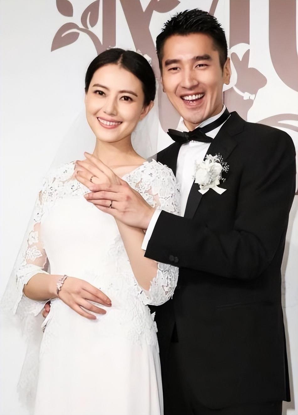 回顾高圆圆一家出游隔口罩与赵又廷亲吻身旁女儿反应很淡定