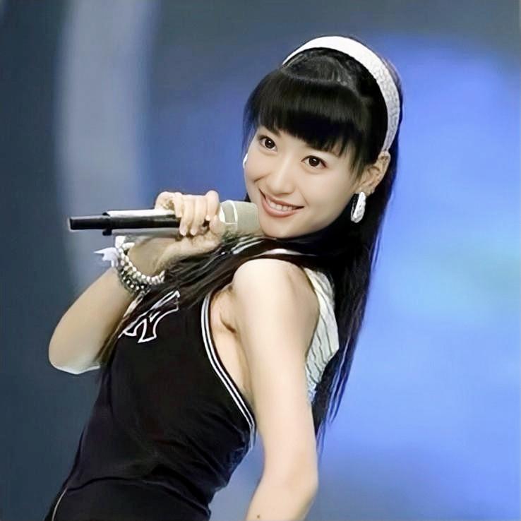 回顾白冰曾被成龙提携英皇力捧如今成为单身妈妈她经历了什么