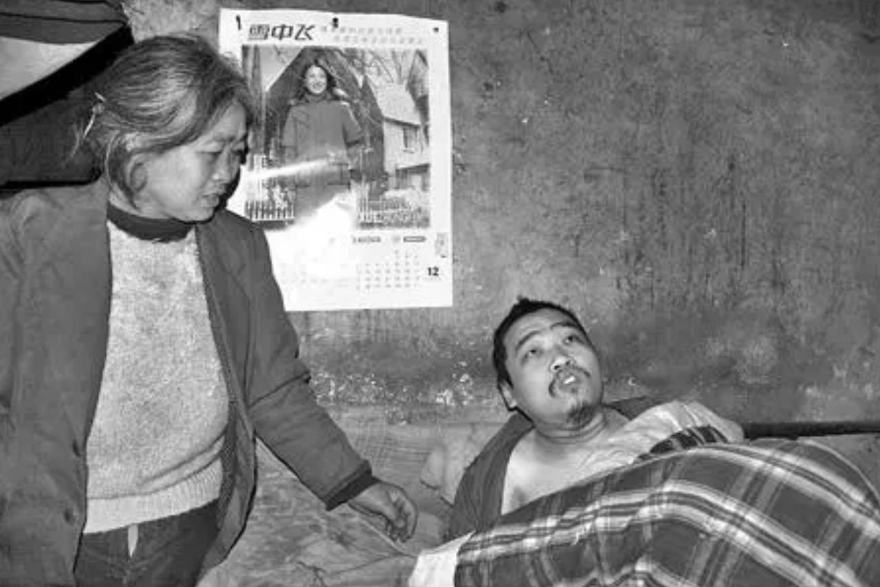 兄妹被关黑屋20年成神经病幕后黑手竟是亲姥姥2009年被救出