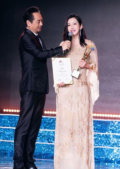 回顾秦海璐给单眼皮上千万保险产下巨婴症儿子险哭瞎双眼