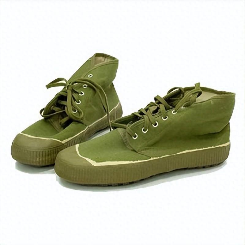 中国胶鞋在国外掀狂潮风靡海外时尚圈老外有钱都买不到