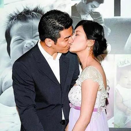 回顾贾静雯嫁两夫生三女与前夫冰释前嫌后现任老公帮我们拍照