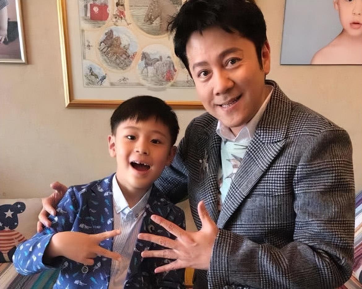 回顾蔡国庆22次登春晚拒绝那英迎娶圈外妻子如今儿子成骄傲