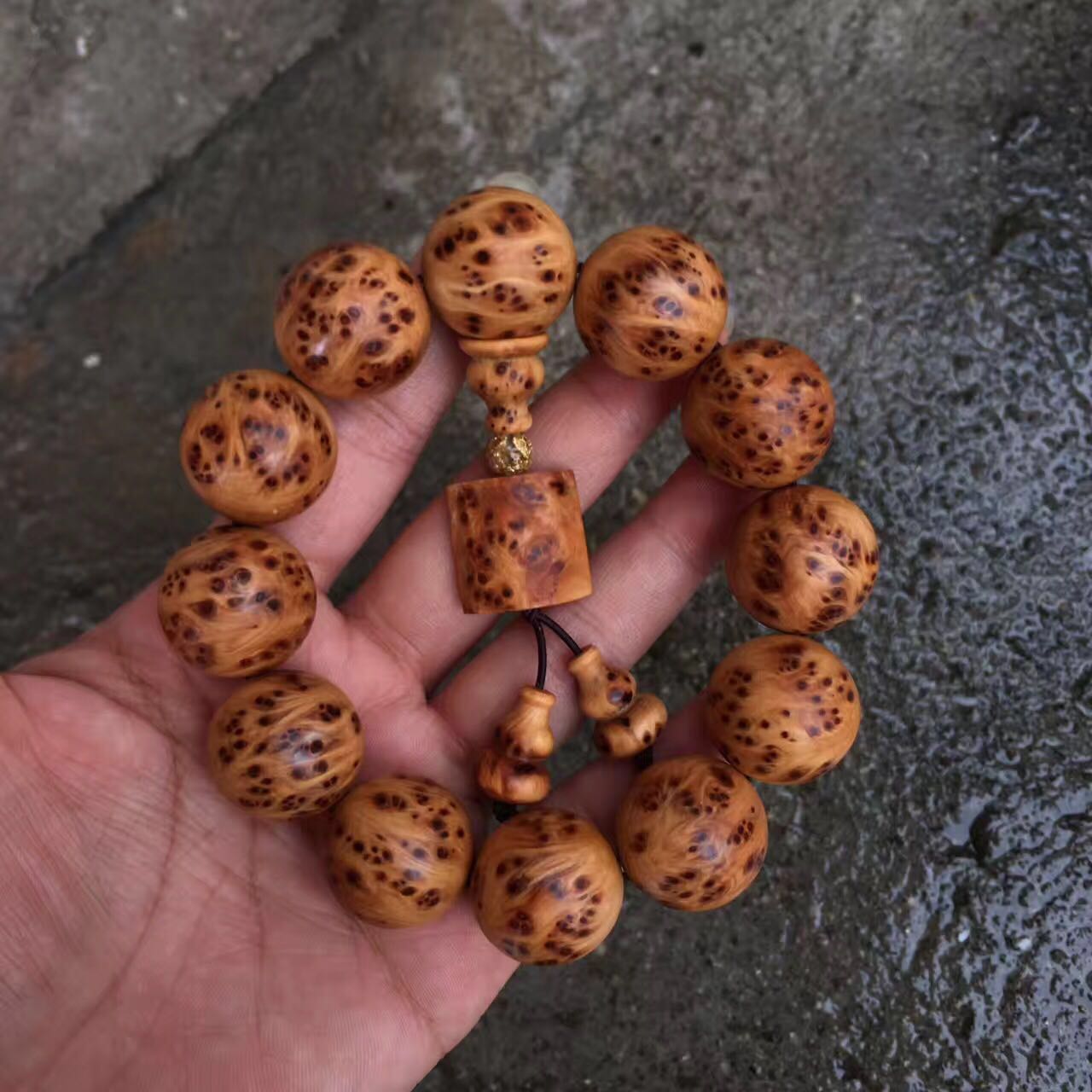 崖柏手串盘玩保养全攻略:揭秘文玩之美,让你的手串光彩夺目!