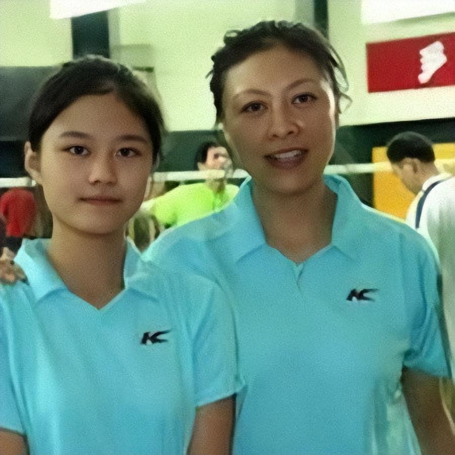 回顾岳红年轻时只顾事业曾被女儿喊阿姨患癌后母女和解