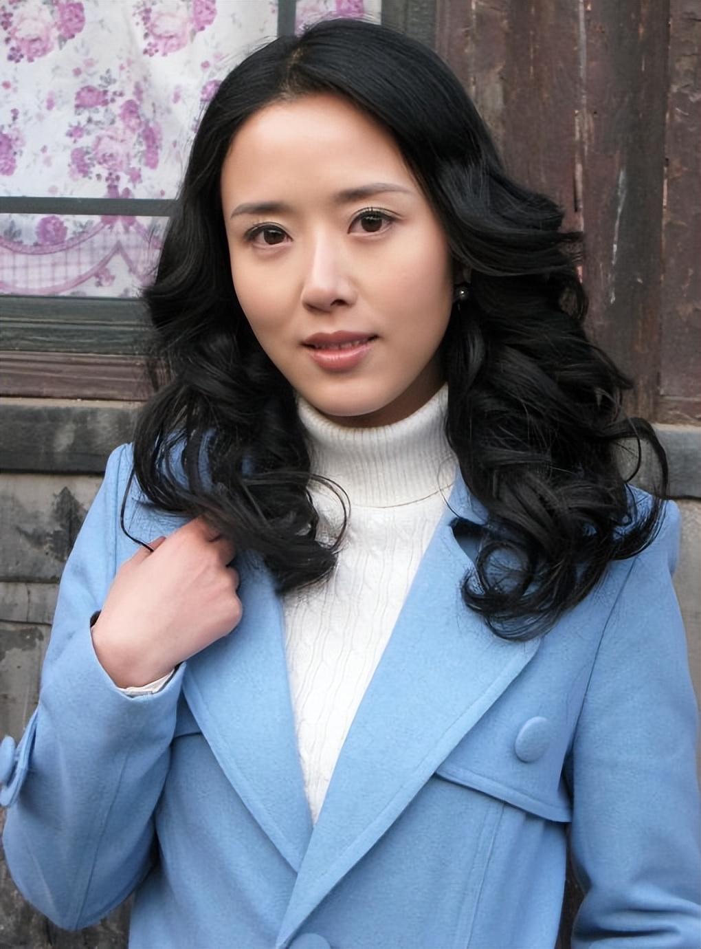 回顾演员颜丹晨我这辈子正确的决定就是44岁为小丈夫生儿子