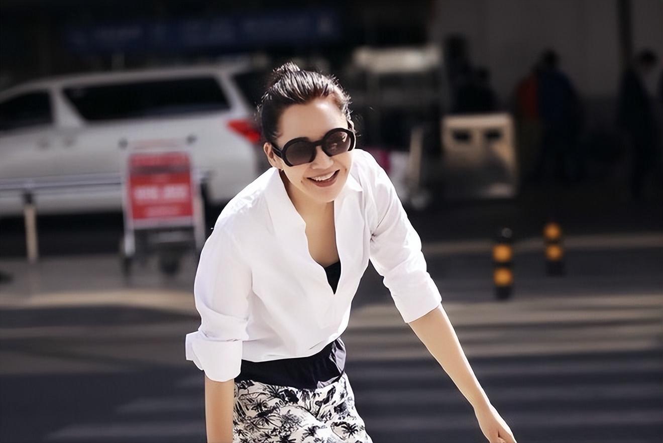 回顾女神许晴才华与颜值兼备越老越迷人54岁仍单身