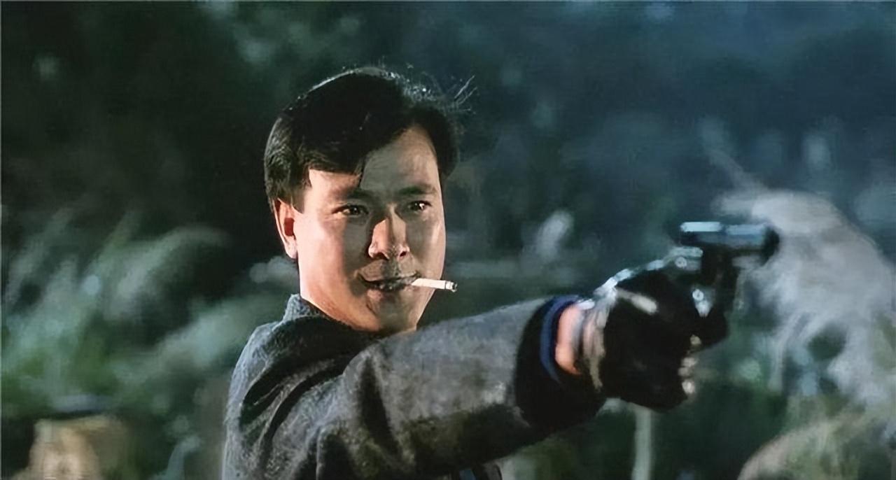 1986年,在吴宇森导演指导犯罪题材电影《英雄本色》中,当反派大哥成从