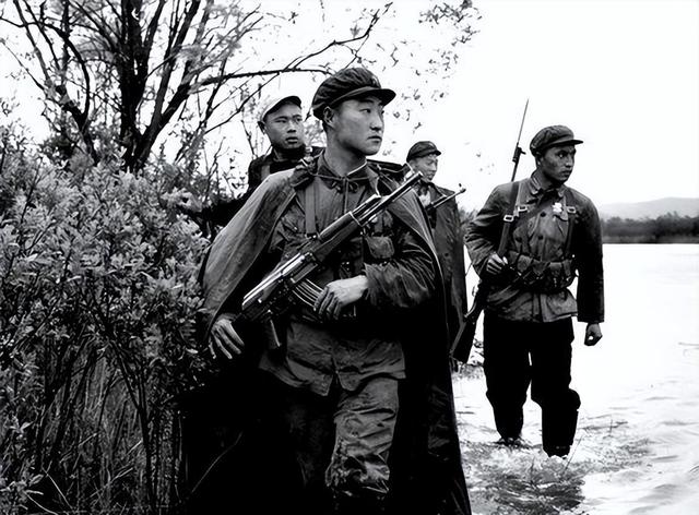 86年老山战场,亲吻临终士兵的女战士张茹,29年后去他墓前探望