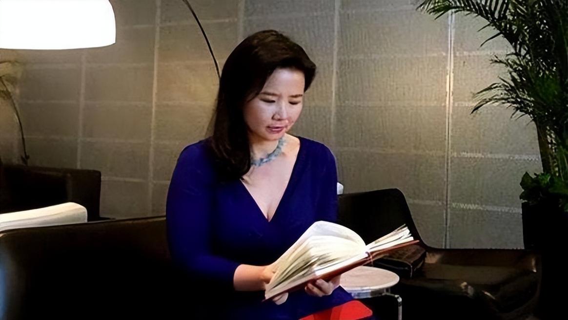 1975年,成蕾出生于湖南省岳阳县一家普通的农民家庭