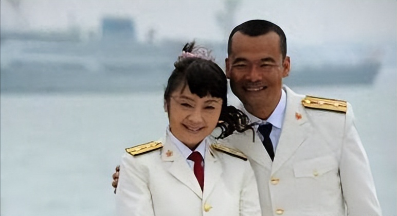 回顾秦海璐给单眼皮上千万保险产下巨婴症儿子险哭瞎双眼