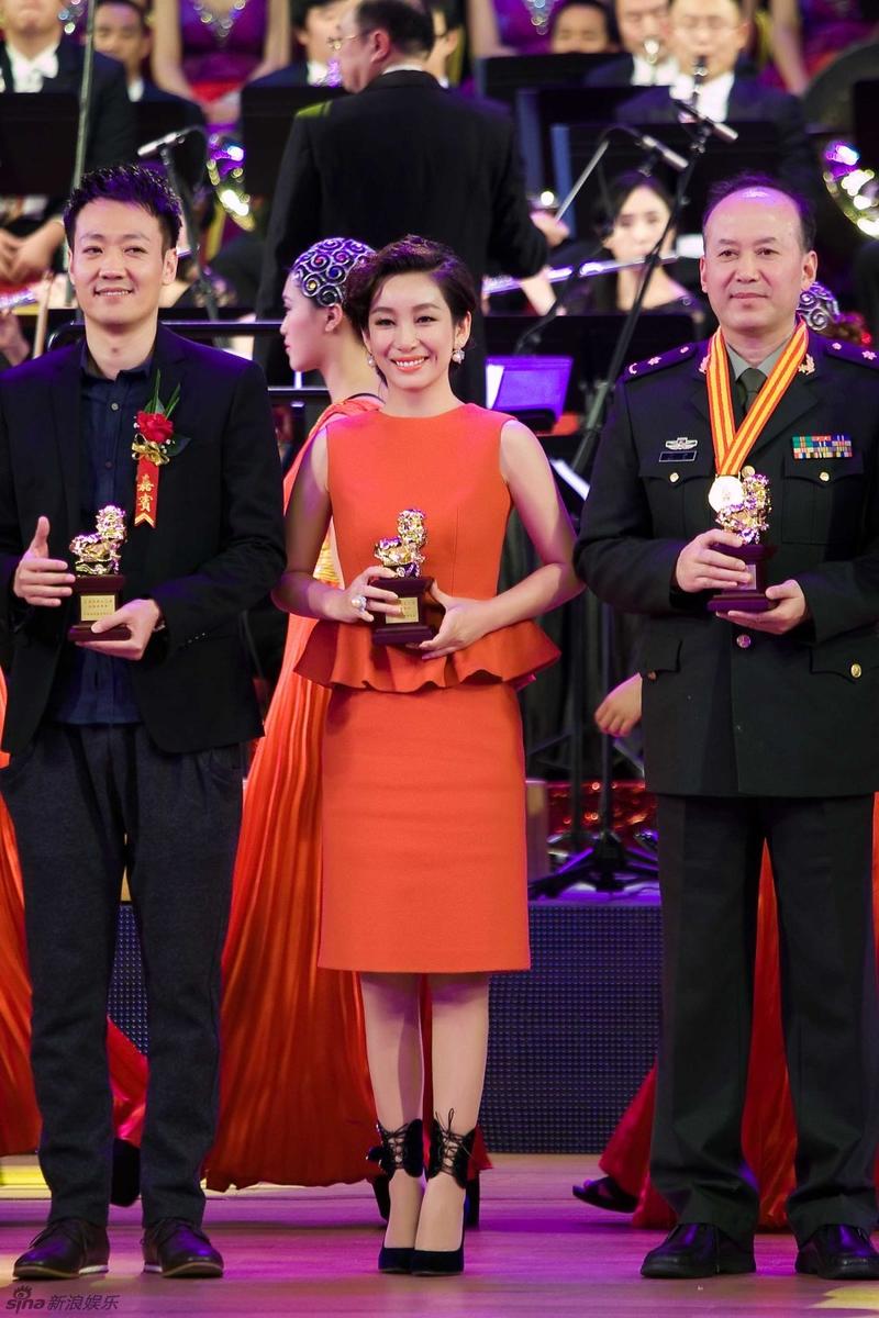 回顾秦海璐给单眼皮上千万保险产下巨婴症儿子险哭瞎双眼